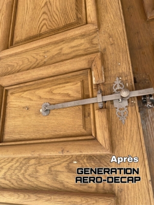 Aérogommage d'une ancienne porte en bois