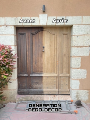 Aérogommage d'une porte d'entrée ancienne en bois