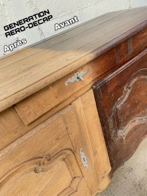 Décapage d'un meuble verni en bois par aérogommage