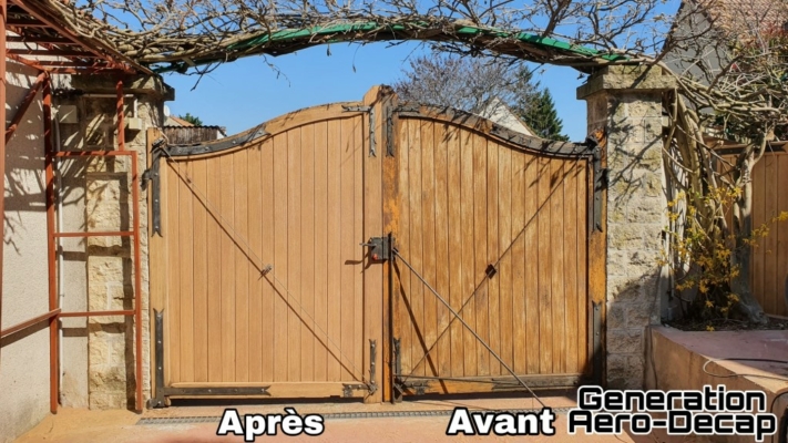 Décapage d'un portail en bois par aérogommage