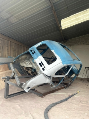 Aérogommage d'une carrosserie automobile